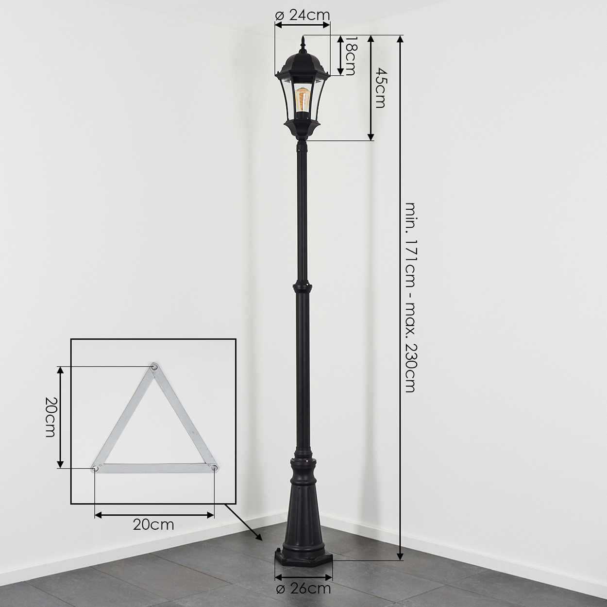 Eine schwarze Straßenlaterne mit Abmessungen wird angezeigt. Sie steht auf einem grauen Boden vor einer weißen Wand. Eine Metallhalterung ist ebenfalls abgebildet.