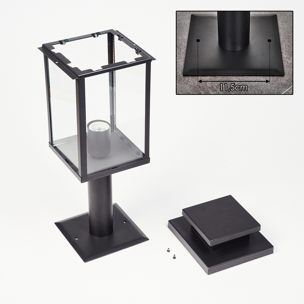 Schwarze Metalllaterne mit Glasscheiben, zerlegt. Enthält Sockel, Säule, Lampengehäuse und kleine Schrauben. Ein Einsatz zeigt die Basisgröße.