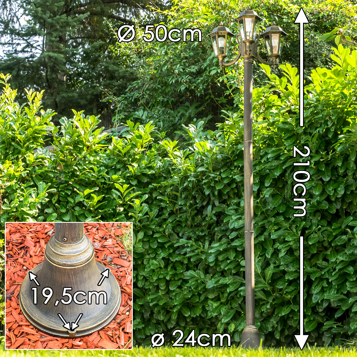 Eine bronzefarbene Straßenlaterne mit drei Lichtern steht vor einer grünen Hecke. Abmessungen sind angegeben: Höhe 210cm, Sockel 24cm.