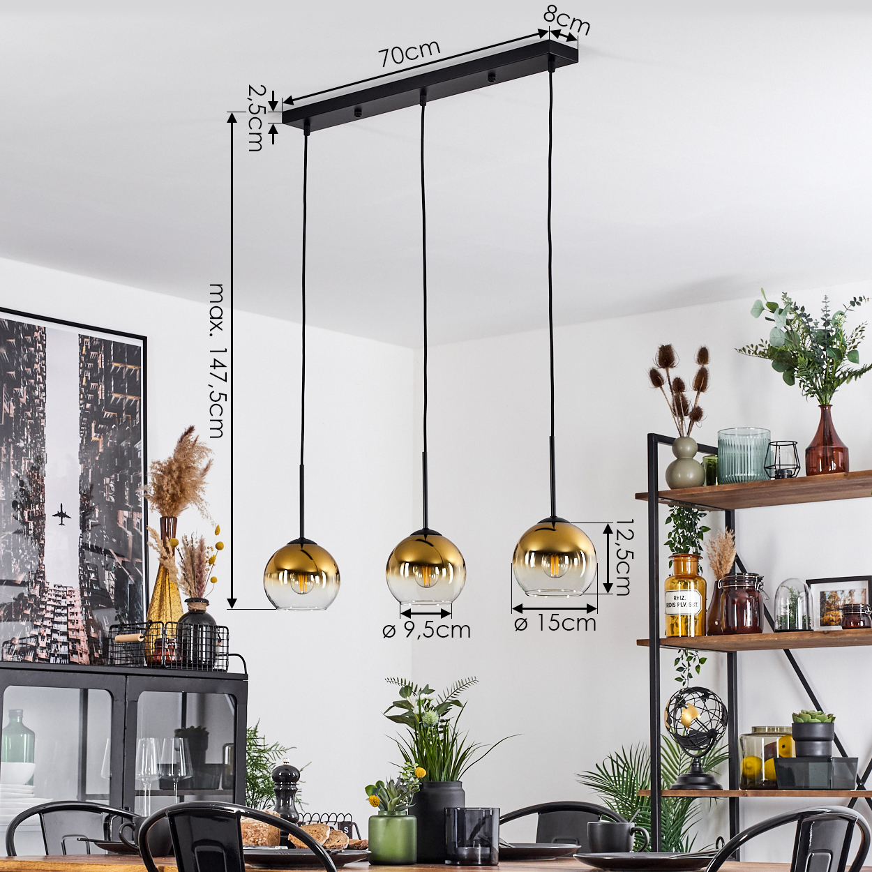 Ein modernes Esszimmer mit einem schwarzen und goldenen Kronleuchter. Der Raum hat einen Tisch mit Pflanzen und ein Regal mit Dekorationen.