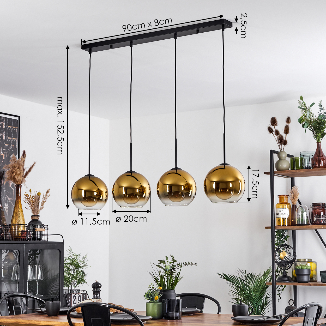 Ein Esszimmer mit einem Holztisch, mit vier goldenen Pendelleuchten. Im Hintergrund sind Regale mit Dekorationen zu sehen.