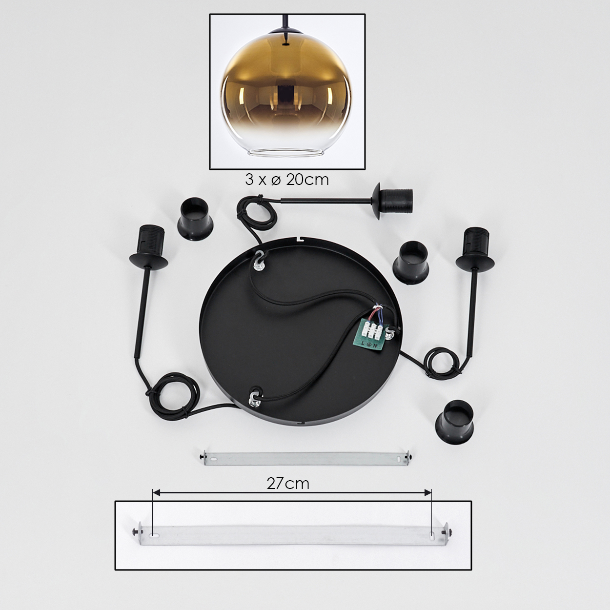 Zerlegte Deckenleuchte. Enthält eine schwarze runde Basis, drei Lampenfassungen, einen goldenen Glasschirm und Montagezubehör.
