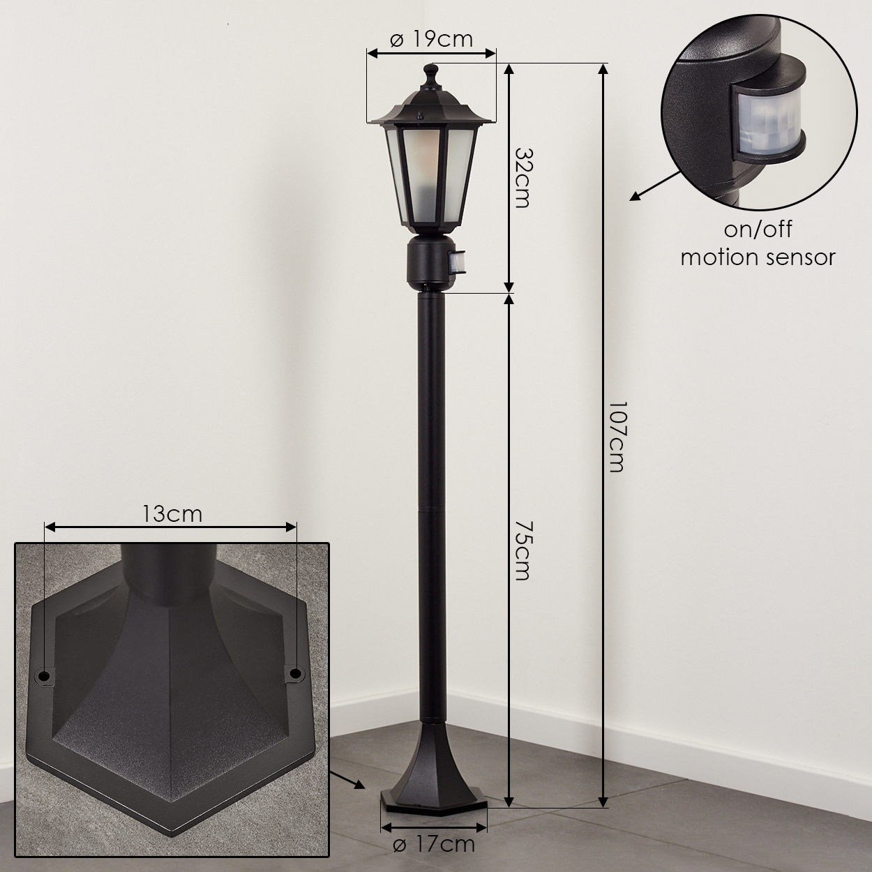 Schwarze Außenlampe. Abmessungen: 107 cm hoch, 19 cm breit, mit Bewegungssensor. Sockel: 17 cm. Detaillierte Ansicht des Sockels und des Sensors.