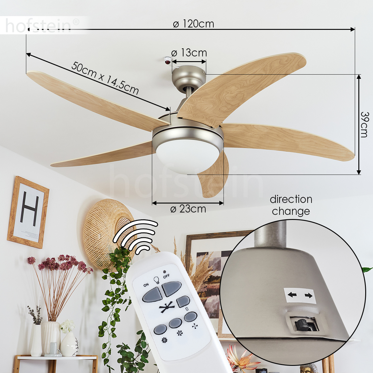 Deckenventilator mit Holzflügeln und Fernbedienung. Er hat ein Licht und ist in einem Raum mit Dekorationen installiert.