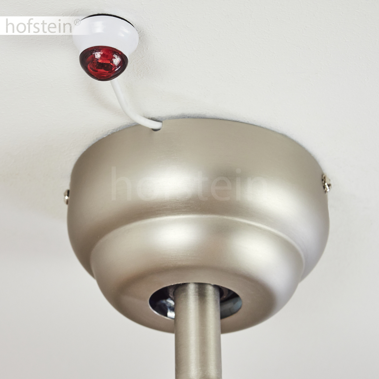 Eine Deckenventilatorbaugruppe. Über dem Ventilator befindet sich ein rot gefärbtes Licht. Der Ventilator ist silberfarben.