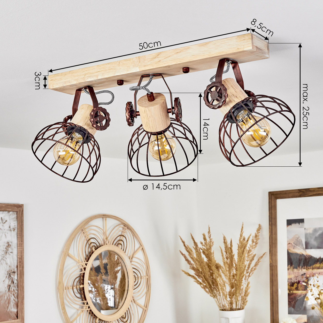 Eine Deckenlampe mit drei Lichtern. Jedes Licht hat einen käfigartigen Lampenschirm. Es gibt einen Holzbalken. Der Hintergrund hat Dekorationen.