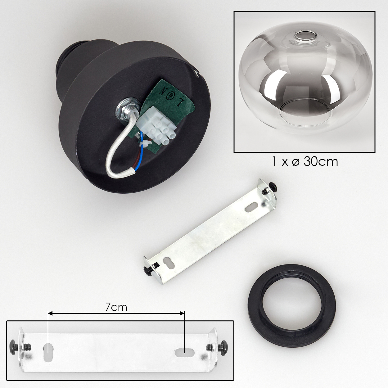 Komponenten der Deckenleuchte: schwarze Basis, Glaskugel, Metallhalterung, Gummiring und 7cm Messung. Weißer Hintergrund.