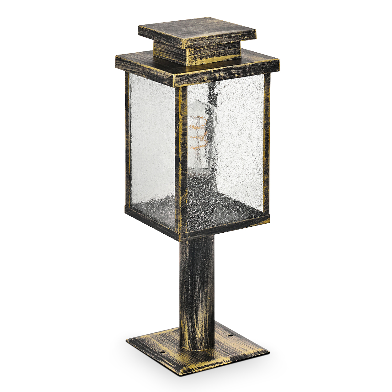 Eine Außenlaterne mit strukturiertem Glasgehäuse, einem schwarz-goldenen Metallrahmen und einem quadratischen Sockel, isoliert auf Weiß.