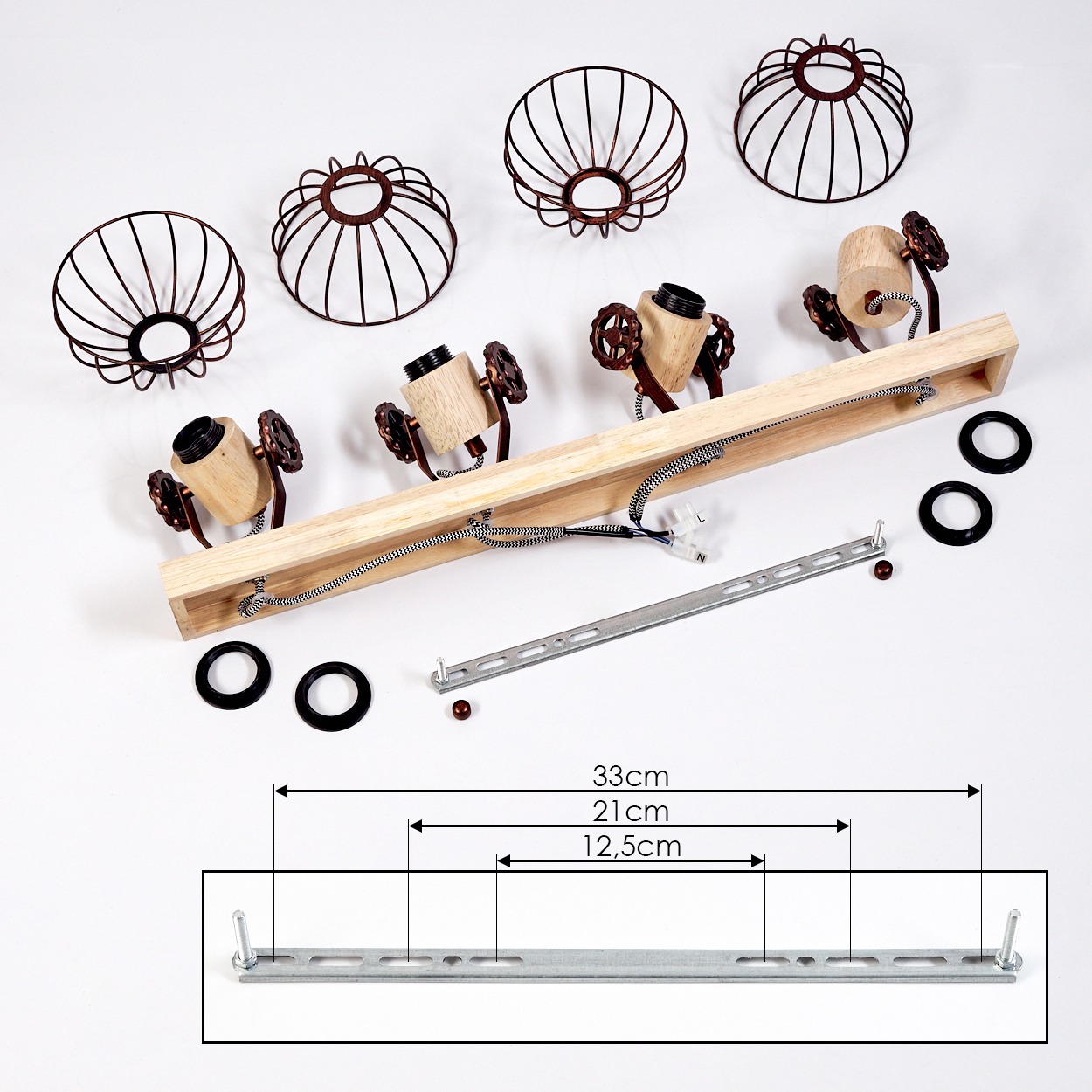 Draufsicht einer zerlegten Lampe. Holzsockel mit vier Lichtern, Drahtkäfigen, schwarzen Ringen und einer Metallhalterung.
