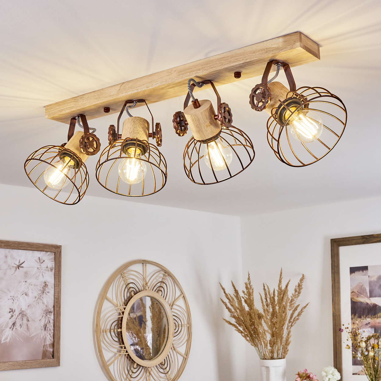 Deckenleuchte mit vier Lampen im Käfigstil. Holzbalken, Metalldetails und Edison-Glühbirnen. Dekorative Gegenstände im Hintergrund.