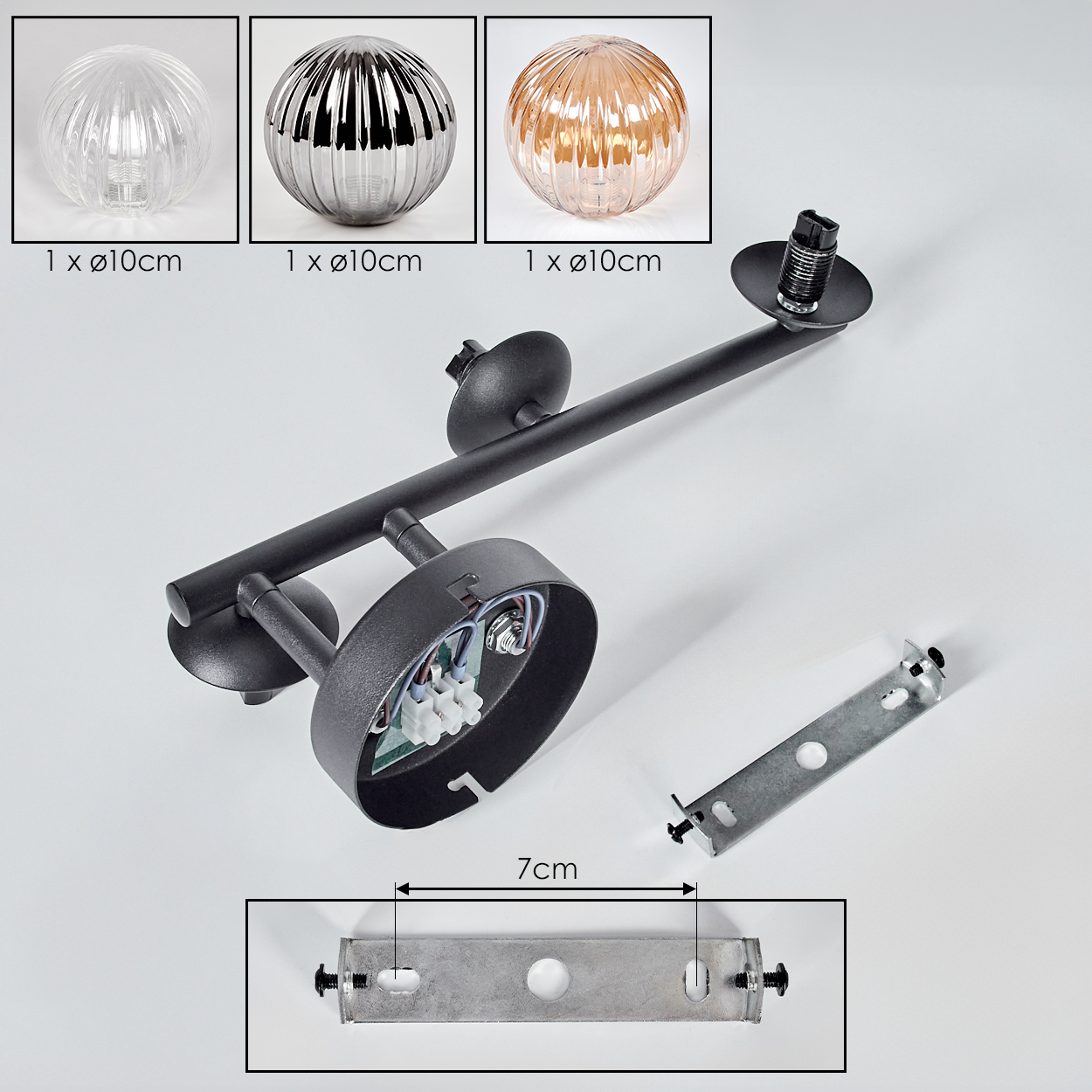 Schwarze Metalllampe mit drei Glaskugeln, klar, silber und bernsteinfarben. Enthält Montagehalterung und Maße.