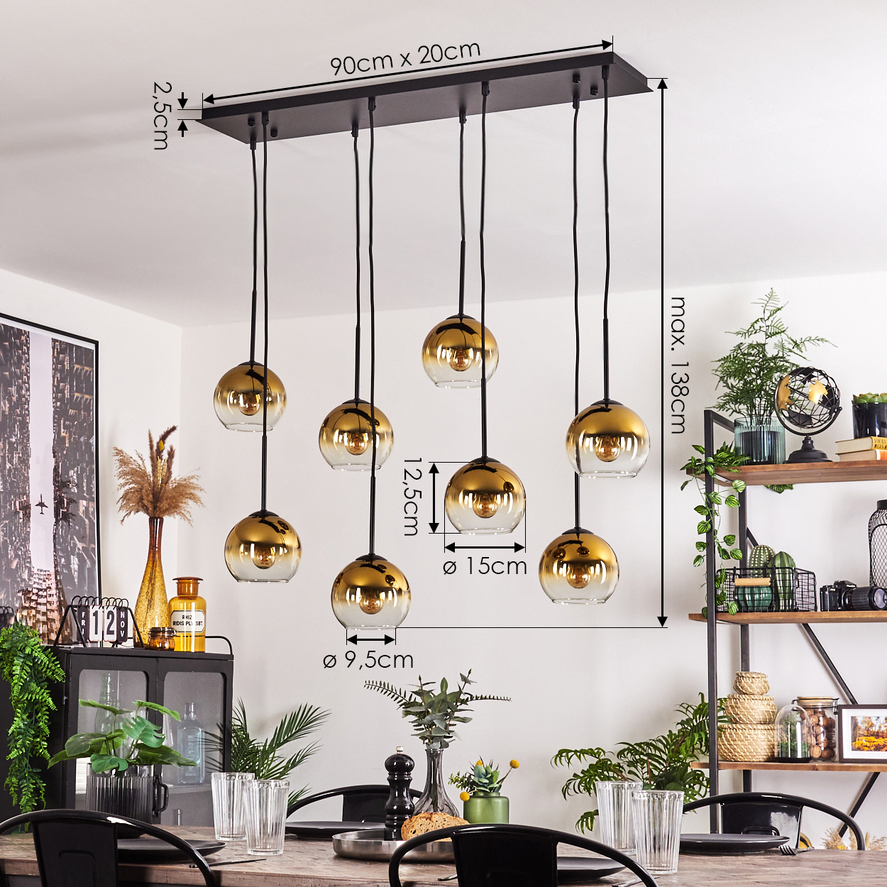 Esszimmer mit Hängelampen. Acht goldfarbene Kugelleuchten hängen über einem Holztisch. Ein Regal mit Dekoration befindet sich im Hintergrund.