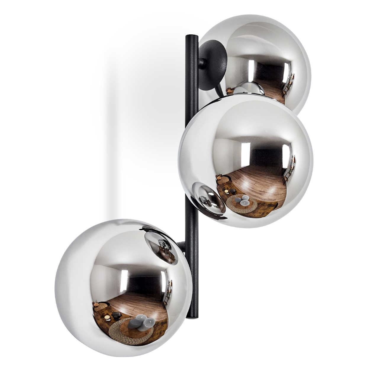 Eine moderne Wandleuchte mit drei kugelförmigen, verspiegelten Glasschirmen, die eine Raumausstattung reflektieren, auf einem schwarzen Metallrahmen montiert.