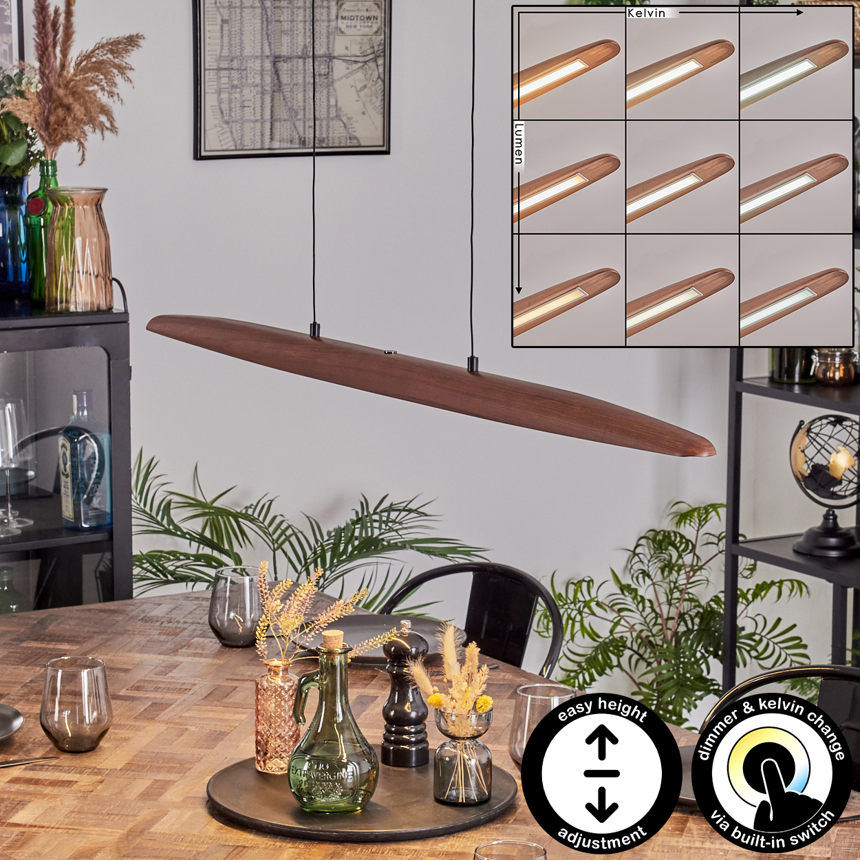 Ein modernes Esszimmer mit Holztisch. Eine lange, hölzerne Lampe hängt darüber. Vasen und Dekorationsgegenstände stehen auf dem Tisch.