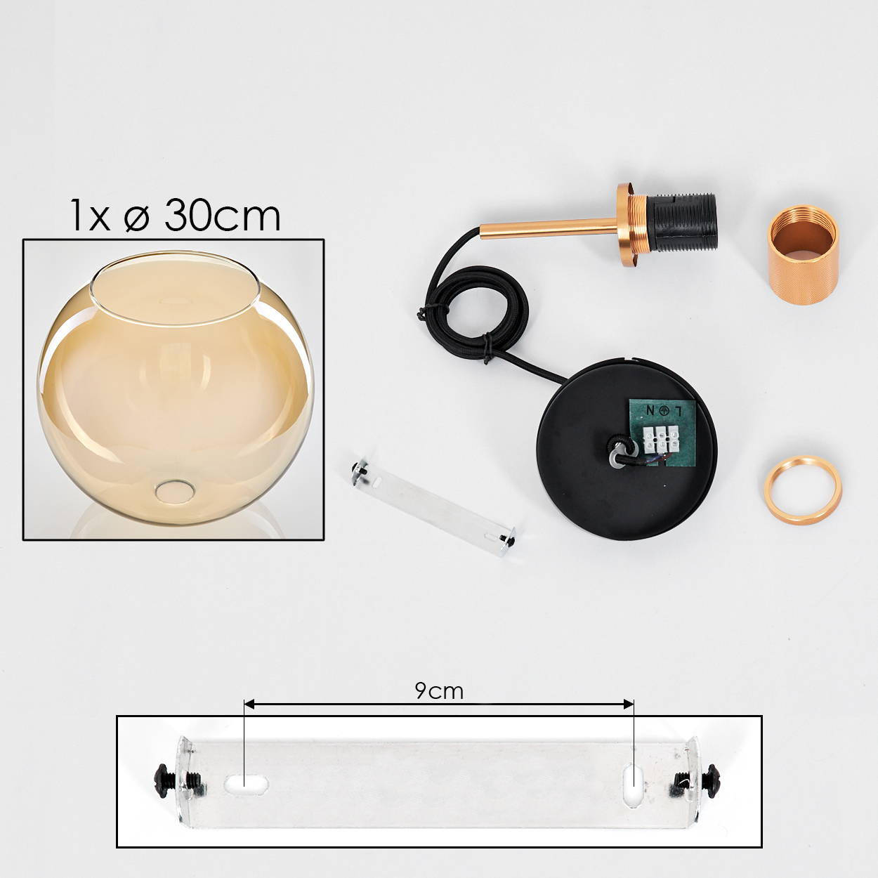 Komponenten einer Lampe. Glasschirm, schwarzes Kabel, Metallteile und eine Metallhalterung, alles auf weißer Oberfläche.