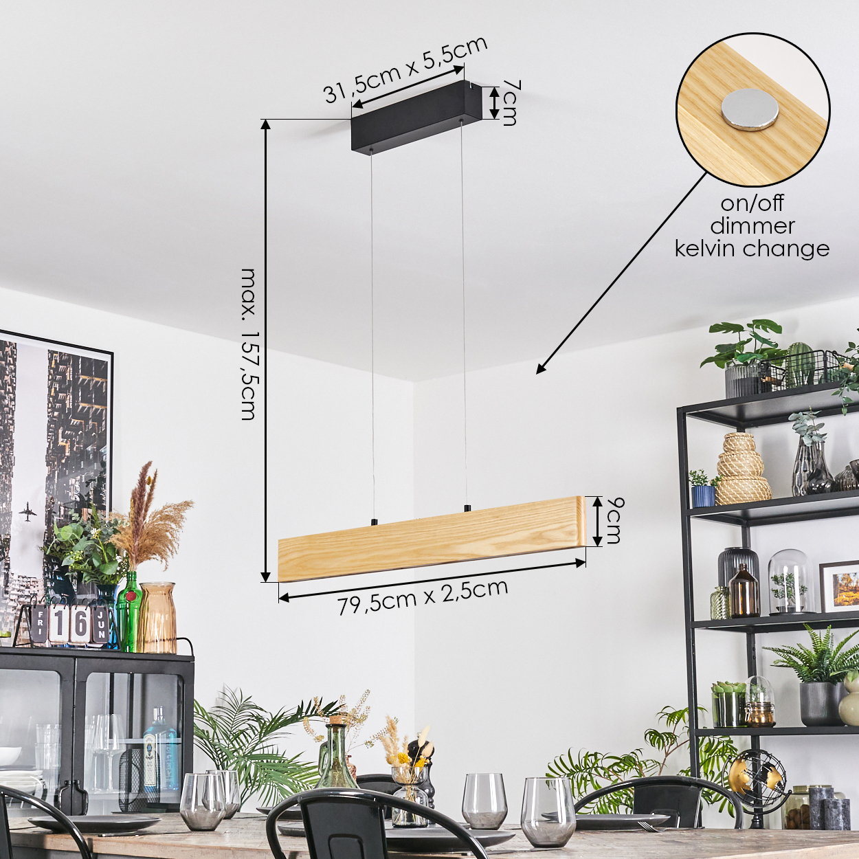 Eine rechteckige Holz-Pendelleuchte hängt über einem Esstisch. Abmessungen sind angegeben. Dekorative Gegenstände und Möbel sind im Hintergrund.