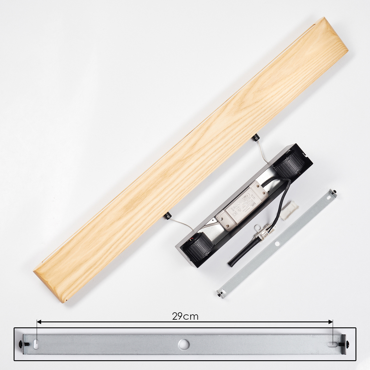 Zerlegte Lichtvorrichtung auf Weiß. Enthält einen Holzbalken, Metallkomponenten und eine schwarze elektrische Komponente, mit 29 cm Messung.