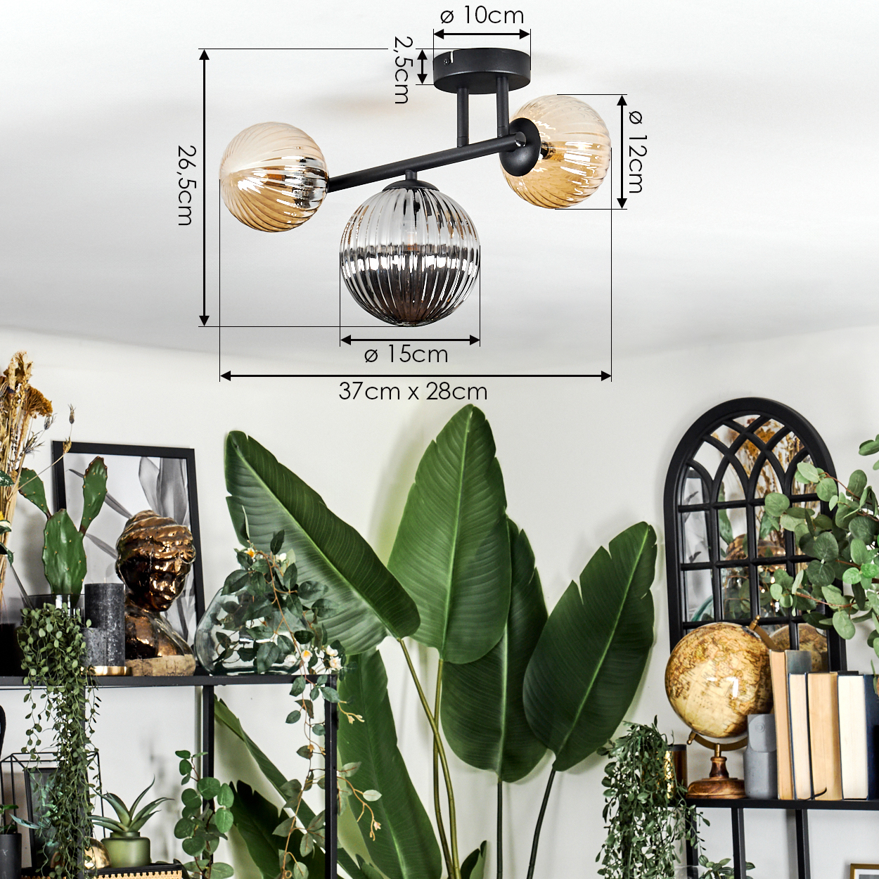 Moderne Deckenlampe mit drei Glaskugeln, Maße beschriftet. Deko umfasst Pflanzen, Regale und einen Zierspiegel.