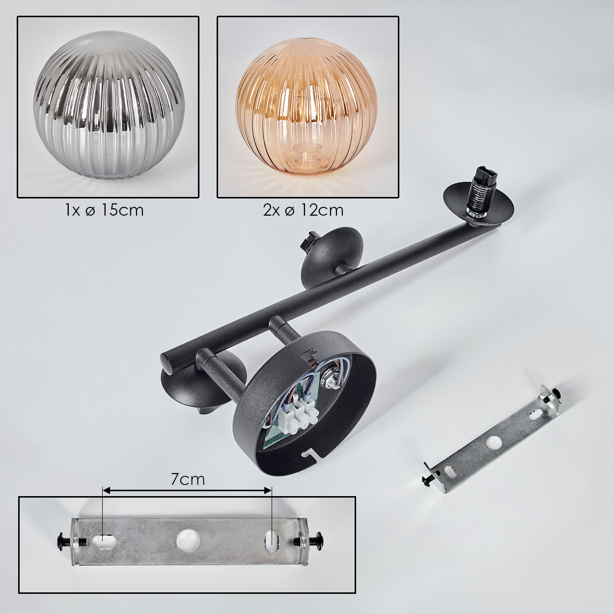 Das Bild zeigt eine zerlegte Lampe. Enthält zwei Glaskugeln, einen schwarzen Metallrahmen und Montagematerial auf weißem Untergrund.