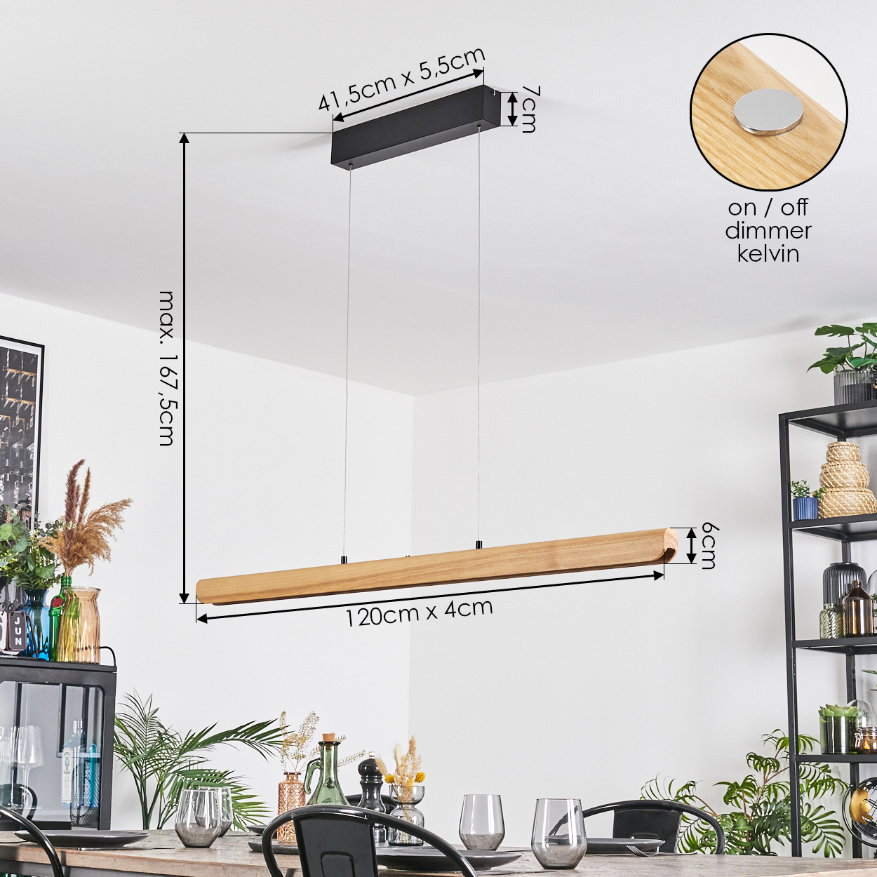Eine moderne Holz-Pendelleuchte hängt über einem Esstisch. Maße sind angezeigt. Weitere Dekorationen sind im Hintergrund sichtbar.