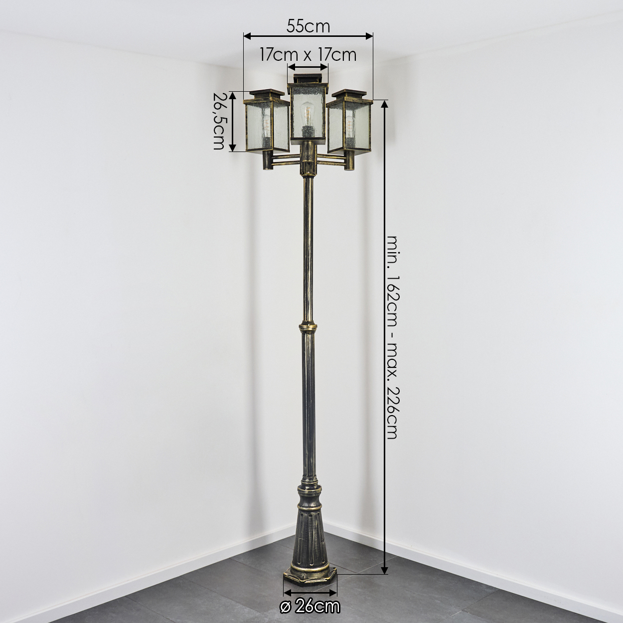 Eine Straßenlaterne im antiken Stil mit drei Lampen, Bronze- und Schwarzfarben. Die Abmessungen werden mit Messungen an einer weißen Wand und einem Boden angezeigt.