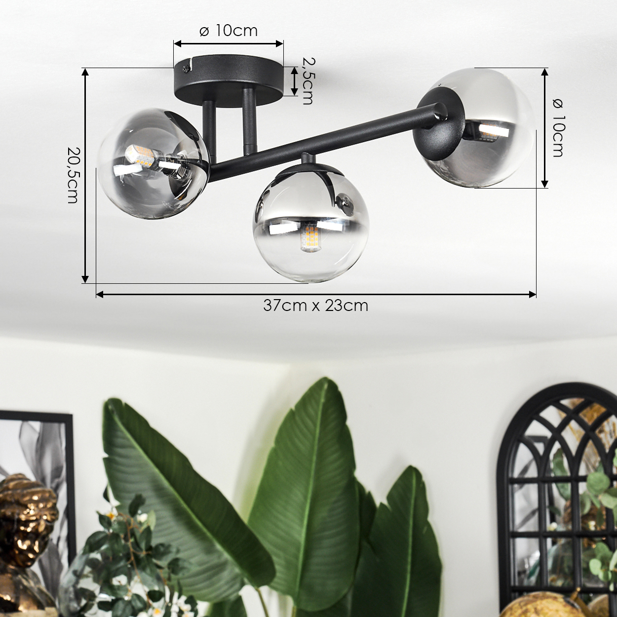 Eine moderne Deckenlampe mit drei Glaskugeln. Sie hat einen schwarzen Rahmen. Der Hintergrund hat Pflanzen und dekorative Elemente.