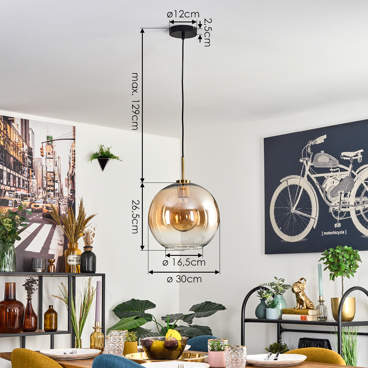 Ein modernes Esszimmer zeigt eine Pendelleuchte, ein Gemälde eines Motorrads und einen Tisch, der für eine Mahlzeit gedeckt ist, mit verschiedenen dekorativen Gegenständen.