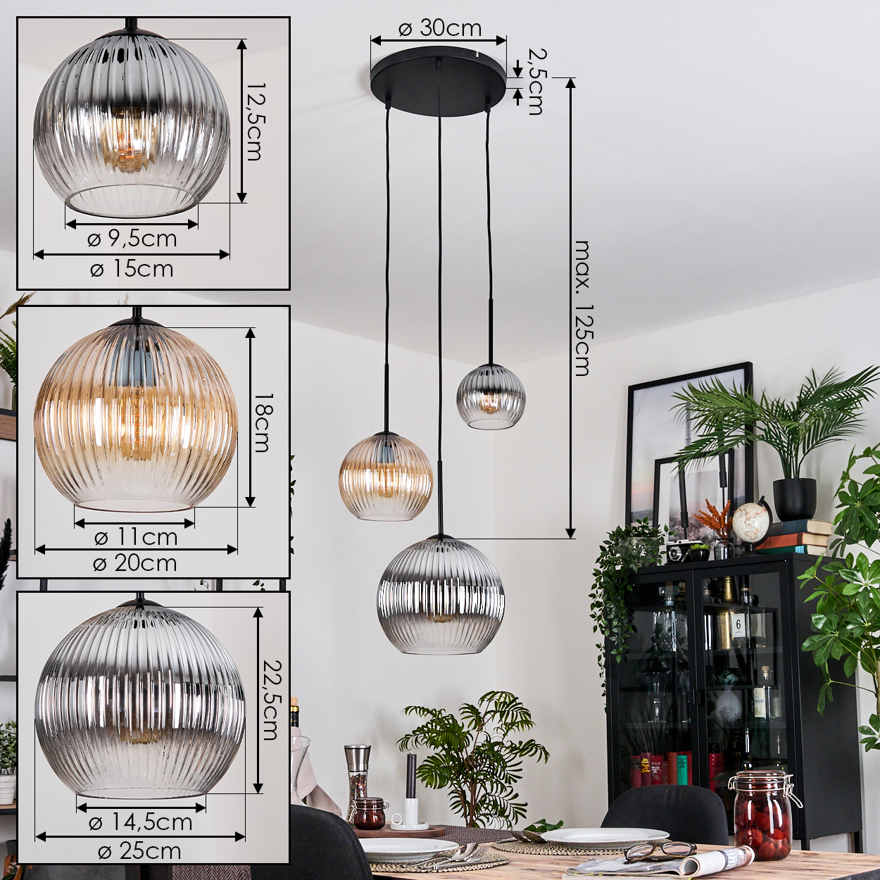 Drei Pendelleuchten mit Glasschirmen hängen von der Decke. Im Hintergrund ein Esstisch und ein Schrank mit Pflanzen.