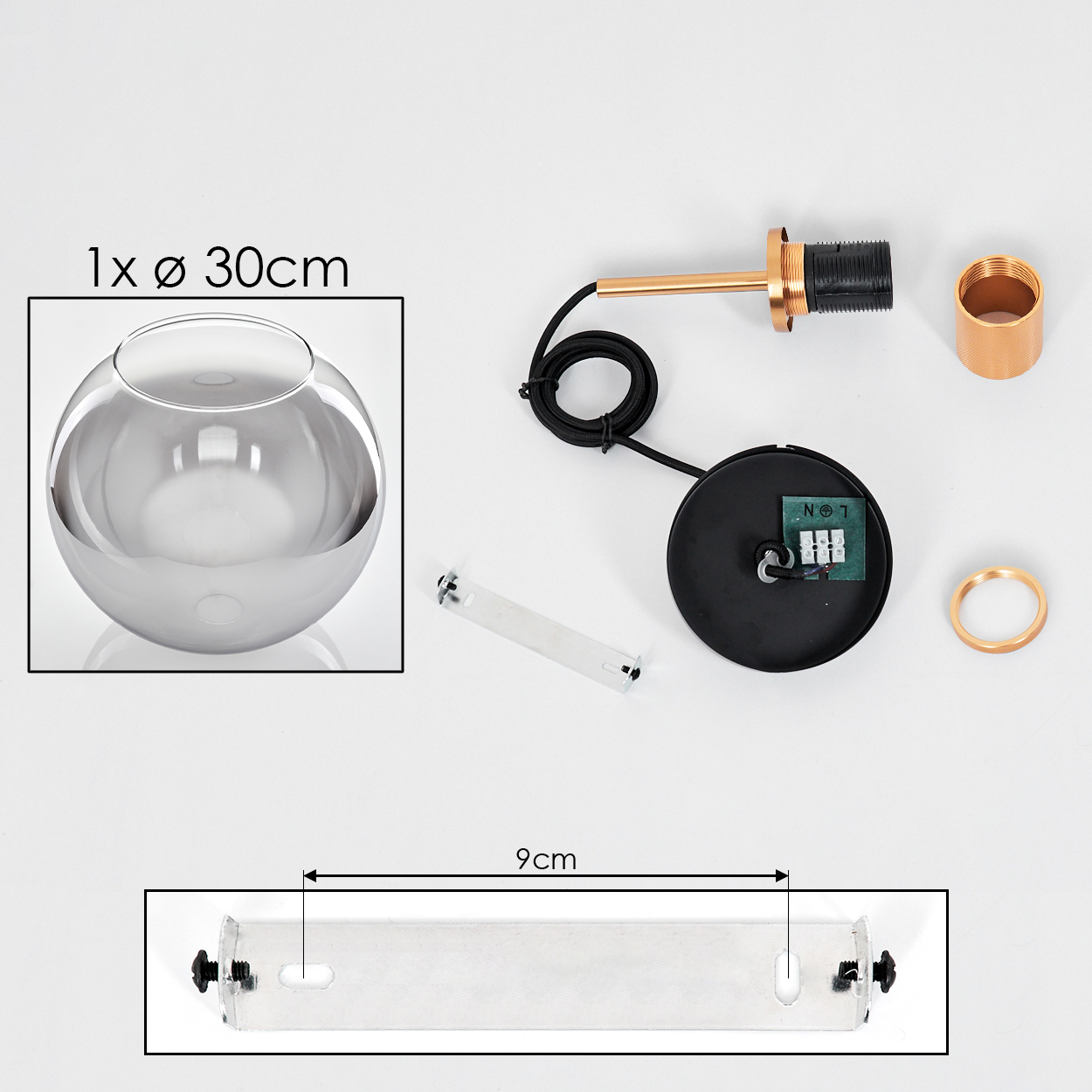 Eine zerlegte Pendelleuchte mit einer 30 cm großen Glasschale, verschiedenen Kupfer- und schwarzen Komponenten und einer 9 cm langen Halterung.
