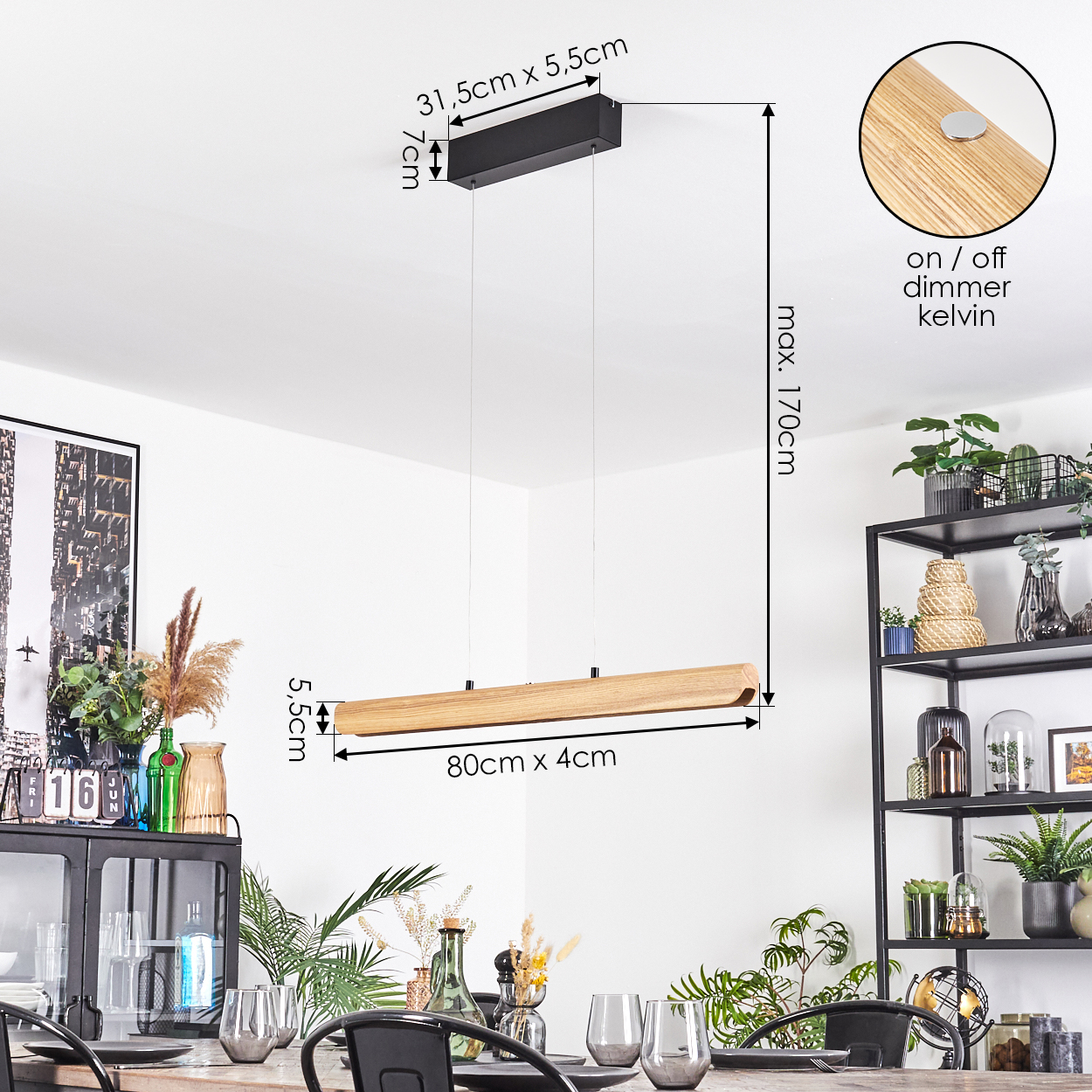 Eine moderne Holz-Pendelleuchte hängt über einem Esstisch. Abmessungen sind angegeben. Pflanzen und Dekorationen sind im Hintergrund.
