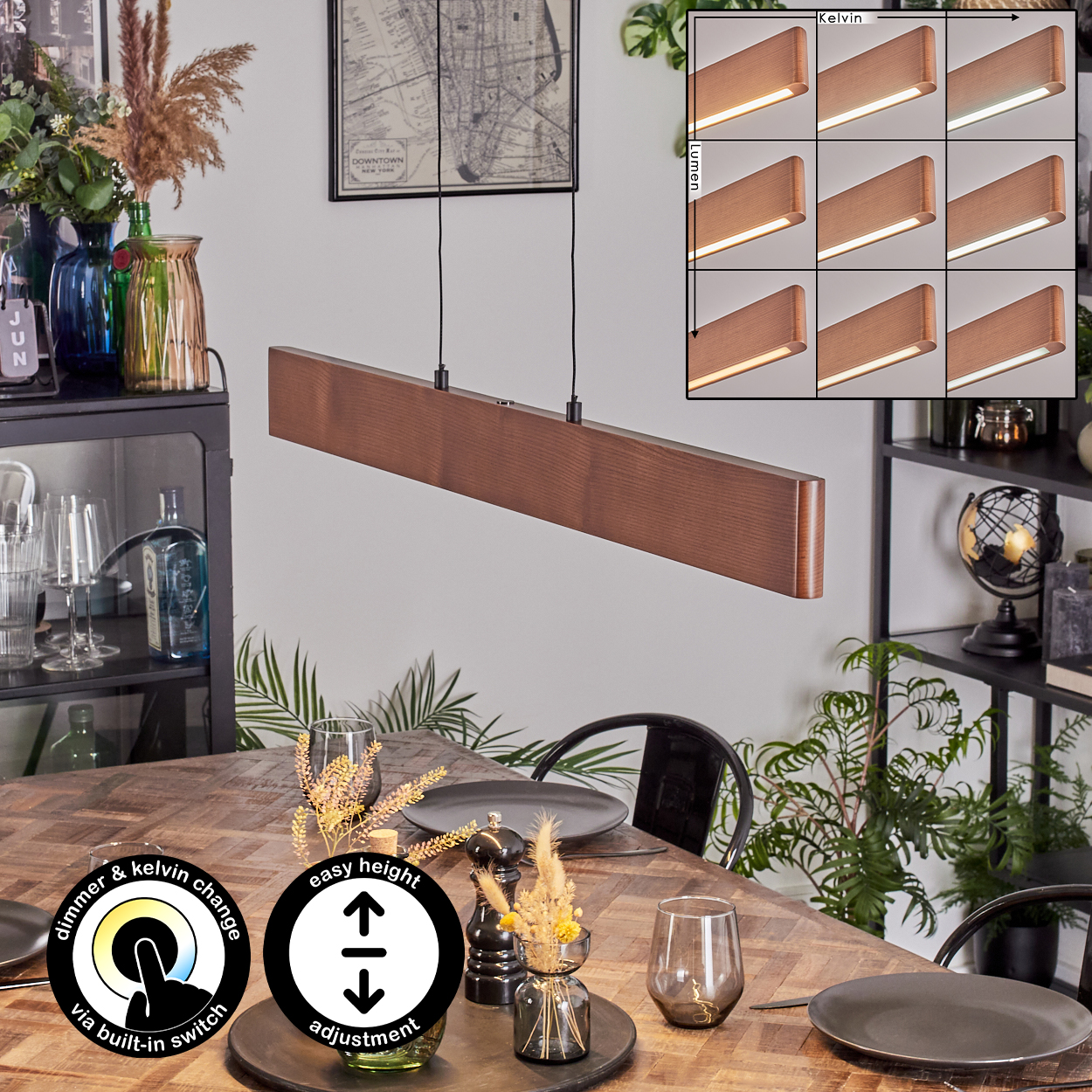 Ein modernes Esszimmer mit Holztisch. Eine lange Holzlampe hängt darüber. Teller, Gläser und Dekorationsgegenstände stehen auf dem Tisch.