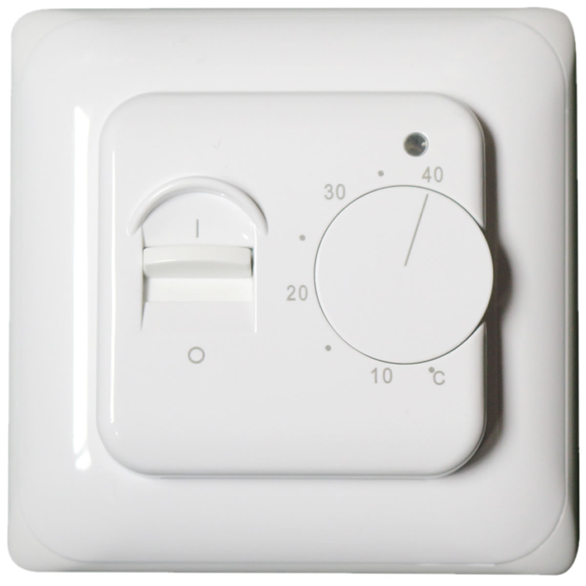 Ein weißer Thermostat mit Drehknopf und Schiebeschalter. Das Ziffernblatt zeigt Temperaturmarkierungen. Der Schalter ist horizontal.
