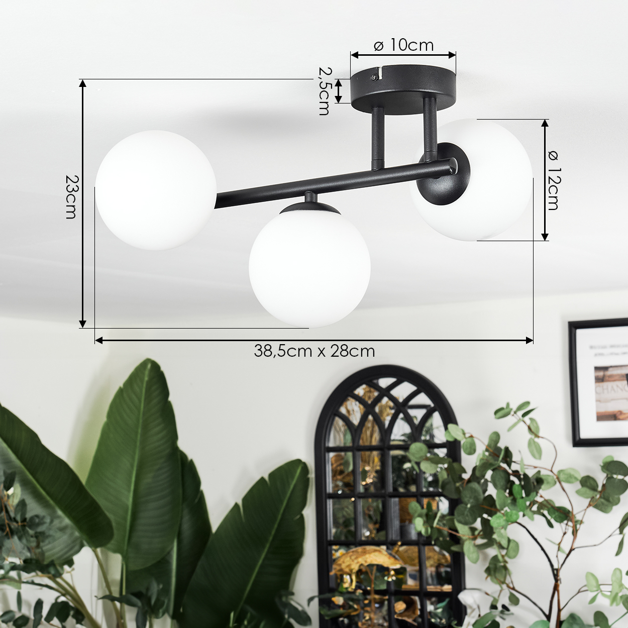 Moderne Deckenlampe mit drei weißen Kugelleuchten. Maße sind angegeben. Pflanzen und ein Spiegel im Hintergrund.