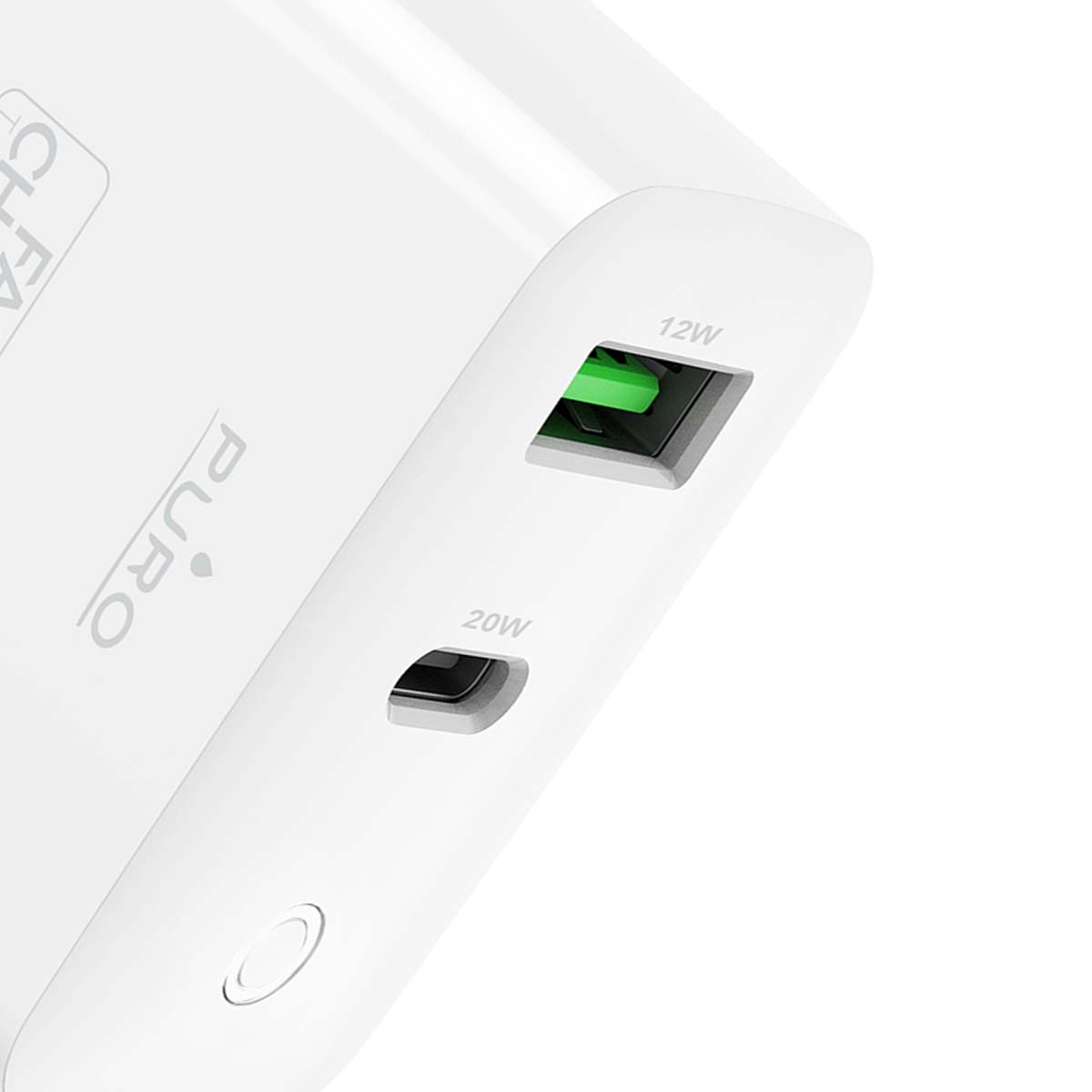 Chargeur blanc avec deux ports. Un port est vert. Le texte sur le chargeur indique '12W' et '20W'.