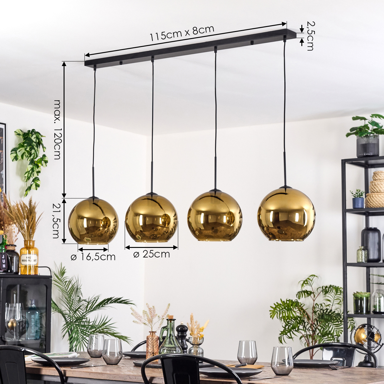 Ein Esszimmer mit einem Holztisch, der für eine Mahlzeit gedeckt ist, vier goldenen Kugelleuchten und Pflanzen im Hintergrund.