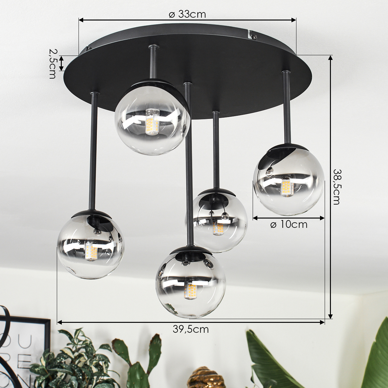 Eine moderne schwarze Deckenlampe mit fünf Glaskugeln, die jeweils eine Leuchte beherbergen. Abmessungen sind um die Lampe herum angezeigt.