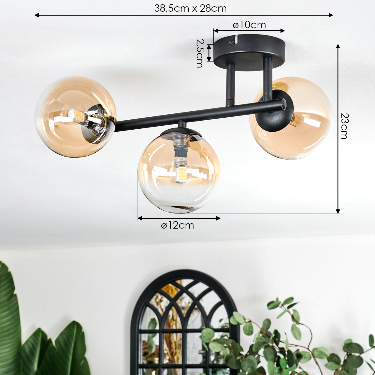Moderne schwarze Deckenlampe mit drei kugelförmigen, bernsteinfarbenen Glasschirmen. Abmessungen sind angegeben. Darunter ein schwarzer Bogen.
