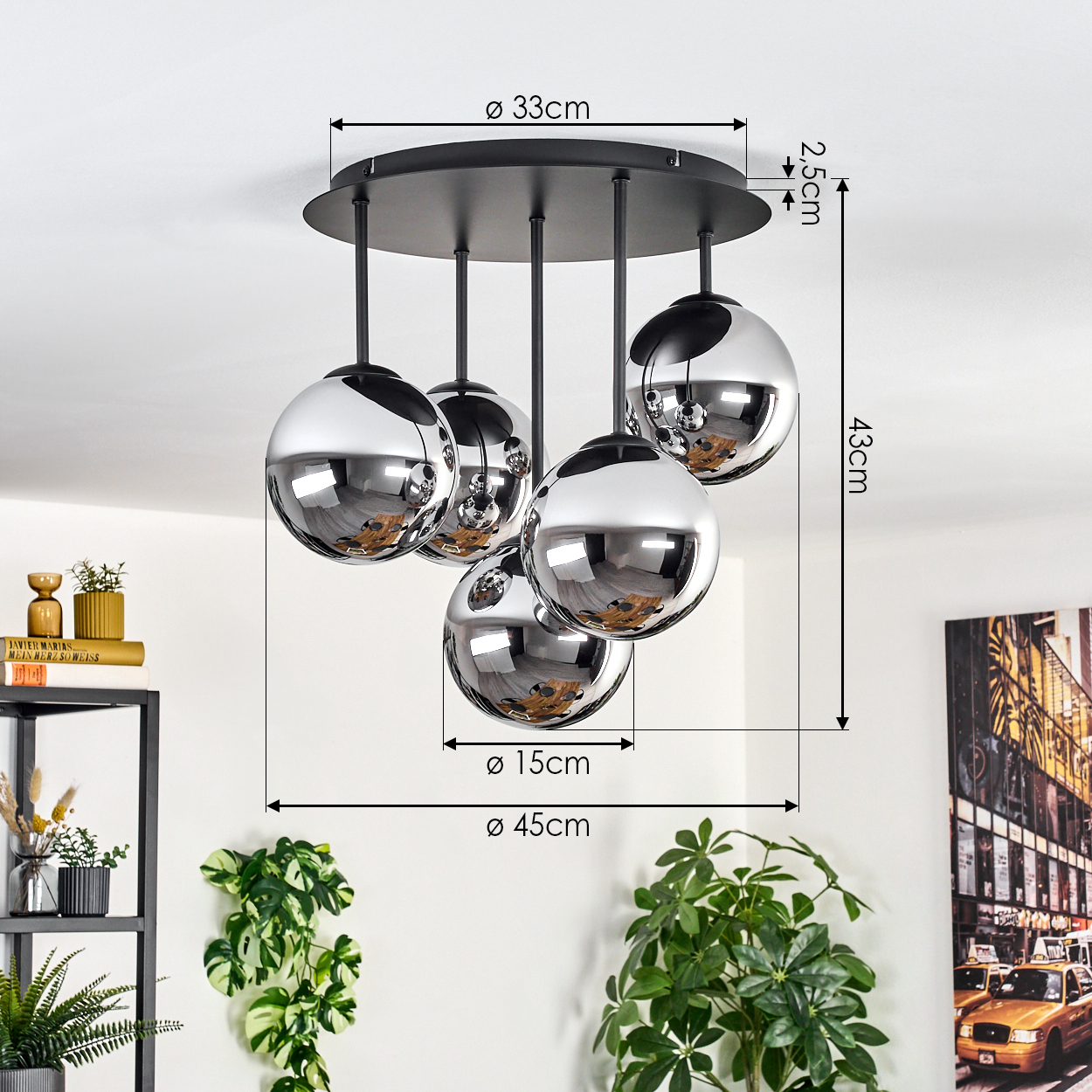 Eine moderne Deckenlampe mit fünf Chromkugeln. Maße sind markiert: 33 cm, 15 cm, 45 cm, 2,5 cm und 43 cm. Pflanzen im Vordergrund.