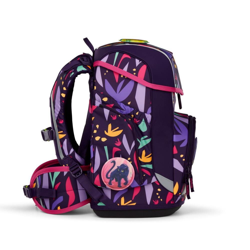 Ein lila Rucksack mit Blättermuster und einem Panther-Abzeichen. Er hat rosa Akzente und einen Reflexstreifen.