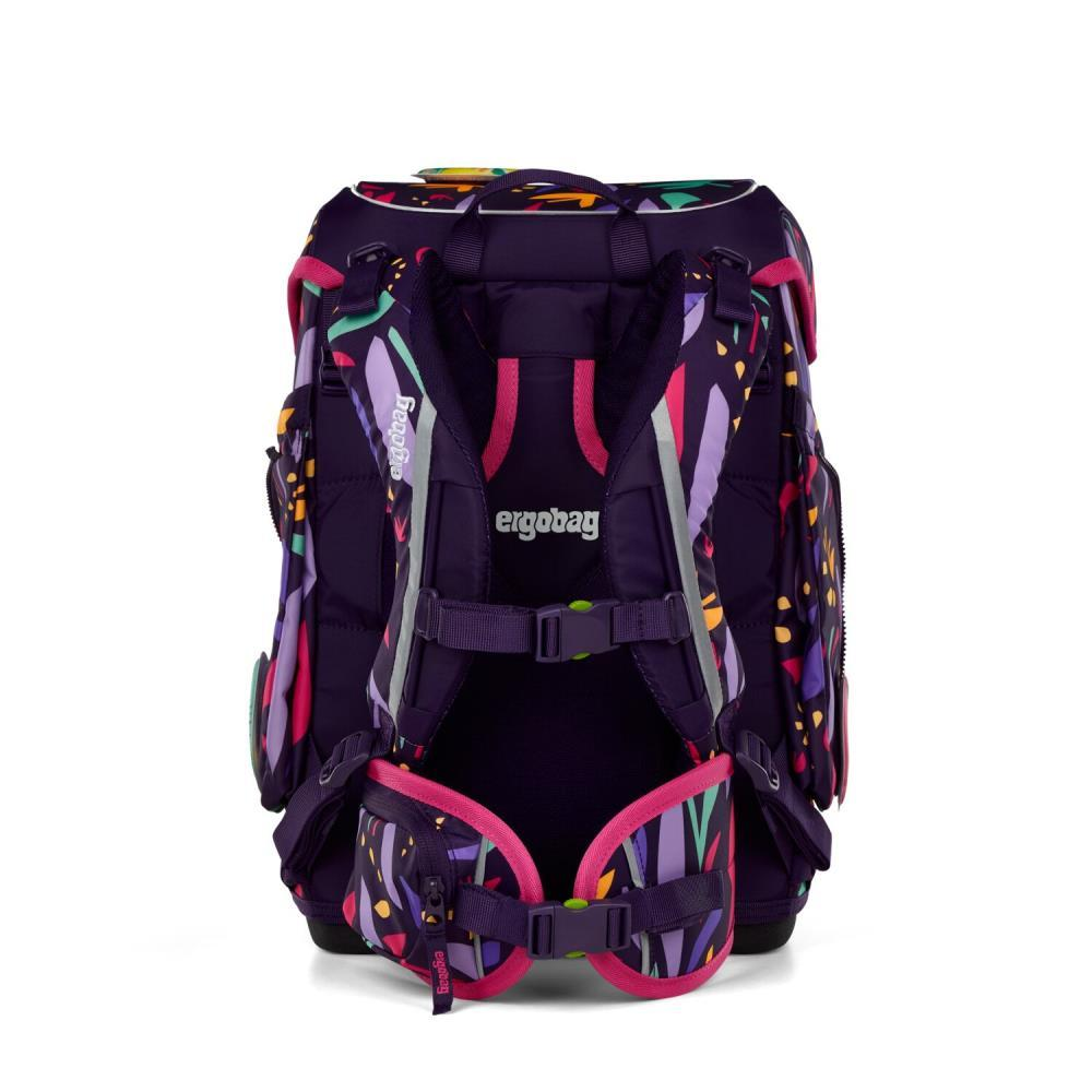 Ein lila Ergobag-Schulrucksack mit bunten Mustern. Er hat verstellbare Träger, rosa Akzente und einen Brustgurt mit Schnalle.
