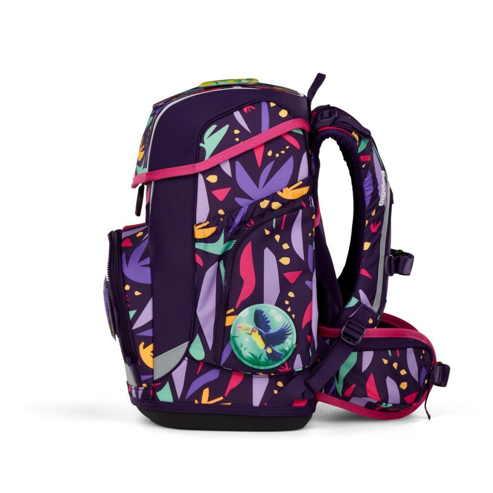 Ein lila Rucksack mit einem Tukan-Emblem. Er hat bunte Blattmuster und rosa Akzente sowie verstellbare Träger.