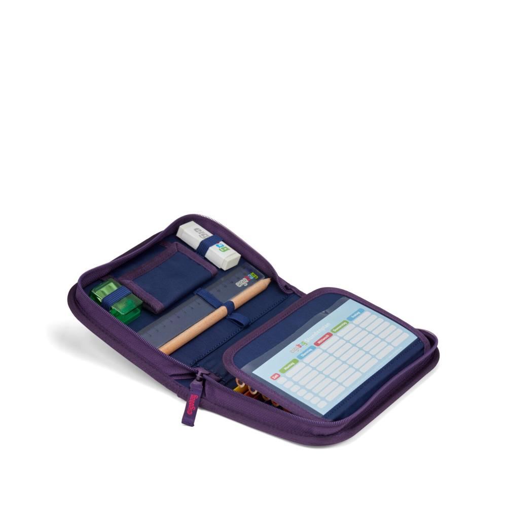Offenes lila Federmäppchen mit Schreibwaren. Im Inneren befinden sich ein Lineal, ein Bleistift, ein Radiergummi, ein Spitzer und ein kleiner Tablet mit Stundenplan.