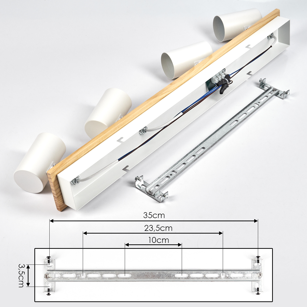 Eine zerlegte weiße und Holzlampe mit vier zylindrischen Schirmen. Eine Metallhalterung und eine Diagramm mit Abmessungen sind vorhanden.