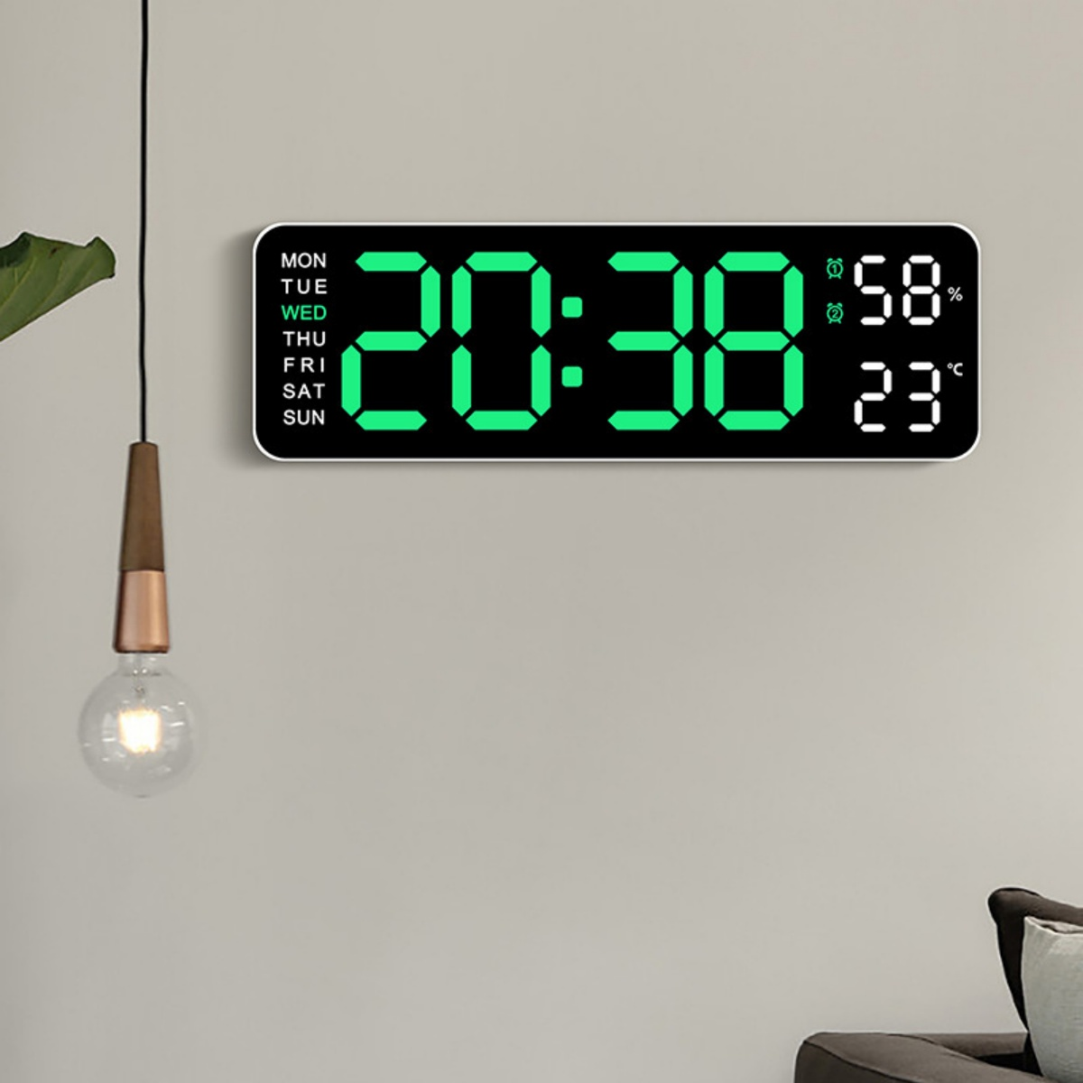 Eine Digitaluhr an der Wand zeigt 20:38, 58 % und 23 °C an. Es ist Mittwoch. Links hängt eine Lampe.