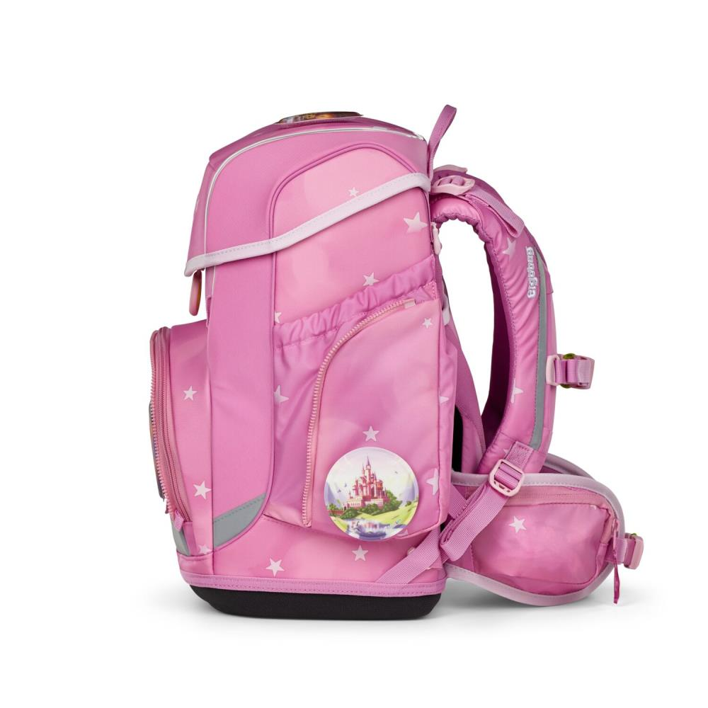 Rosa Schulrucksack mit weißen Sternen, Schlossaufnäher, Seitentasche und verstellbaren Trägern. Er hat einen schwarzen Boden und steht auf weißem Hintergrund.