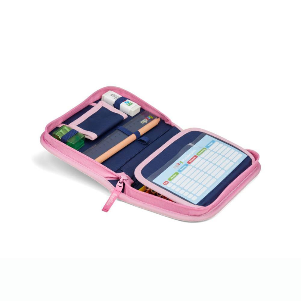 Offenes rosa Federmäppchen mit Schreibwaren. Enthält Radiergummi, Lineal, Bleistift, Spitzer und Stundenplan, alles ordentlich angeordnet.