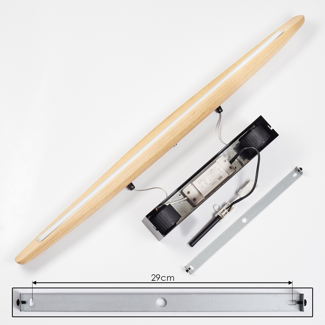 Zerlegte LED-Holzleuchte. Beinhaltet Holzlicht, Stromversorgungskomponenten und Metallhalterung, alles auf weißem Untergrund.