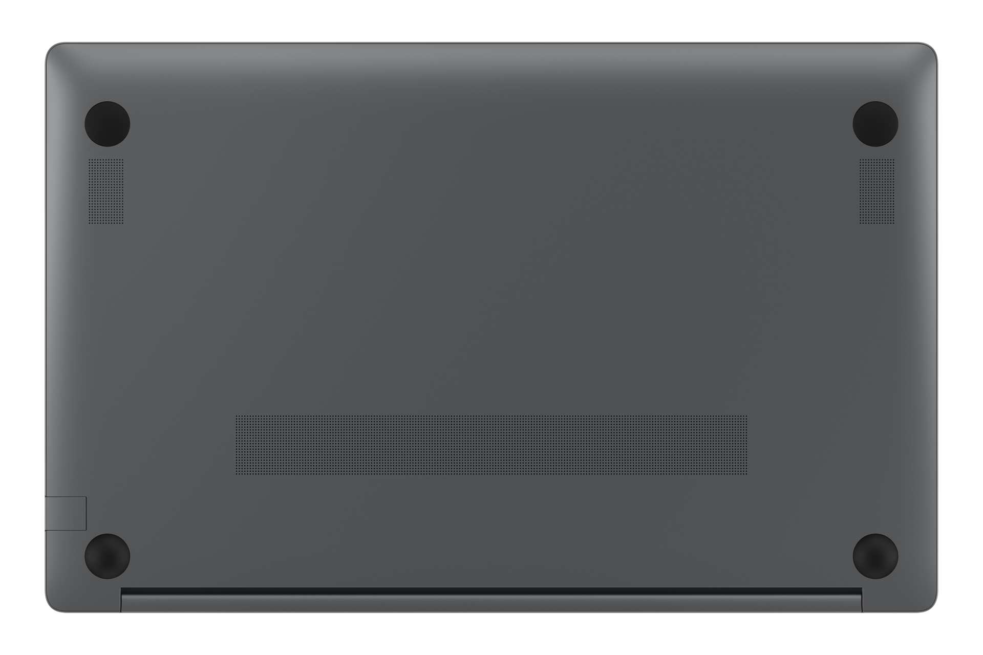 Unterseite eines grauen Laptops mit vier Gummifüßen, einem Lüftungsschlitz und einer kleinen Zugangsklappe. Der Hintergrund ist schwarz.