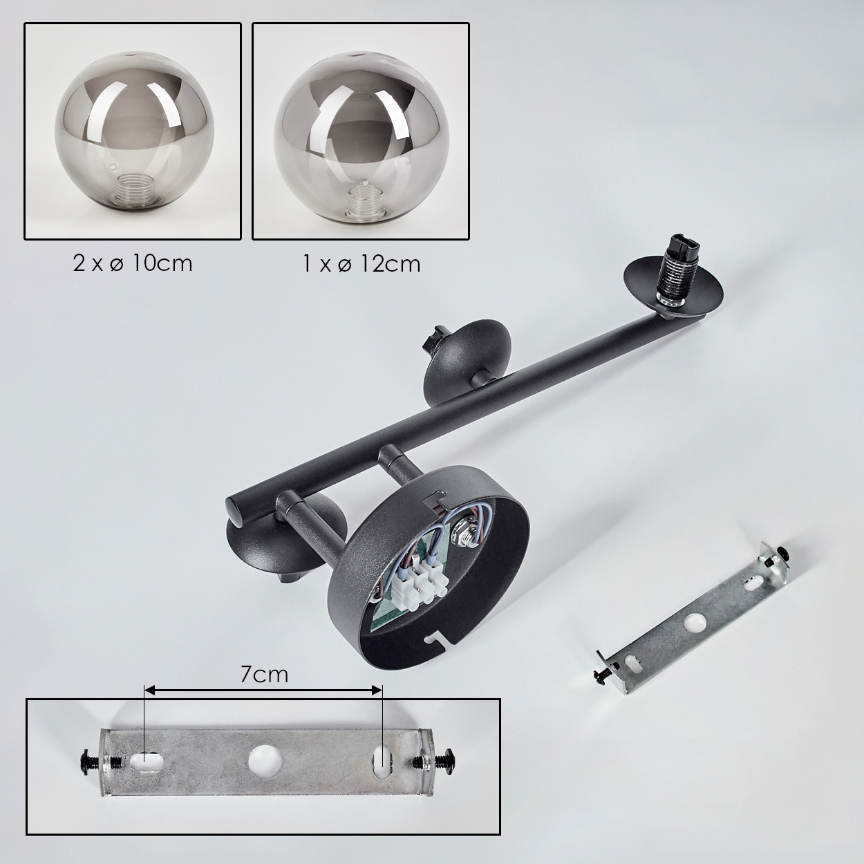 Zerlegte schwarze Deckenleuchte mit zwei Glaskugel-Lampen und Metallhalterung auf weißem Hintergrund. Maße sind angegeben.