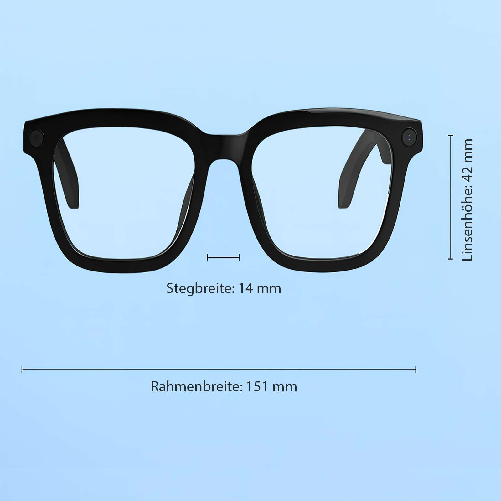 Schwarze Smartbrille mit Maßen. Rahmenbreite 151 mm, Glashöhe 42 mm, Stegbreite 14 mm, vor hellblauem Hintergrund.